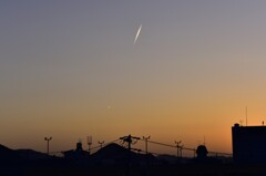 朝陽より先に飛行機雲が昇りました！