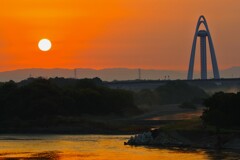 日の出とツインアーチ138