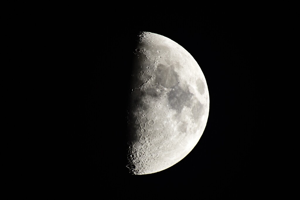 上弦の月！　10/30　17：35ころ