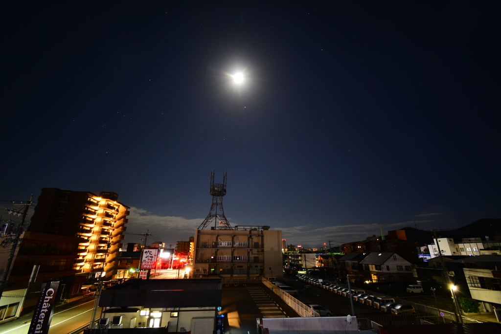 街灯りと満月と星空　12/9　早朝