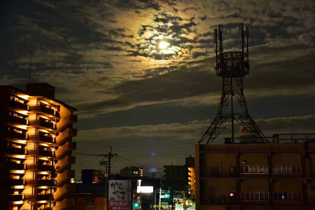 雲と街と中秋の名月