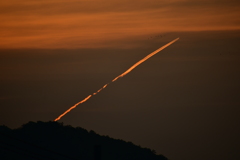 朝焼けの飛行機雲！
