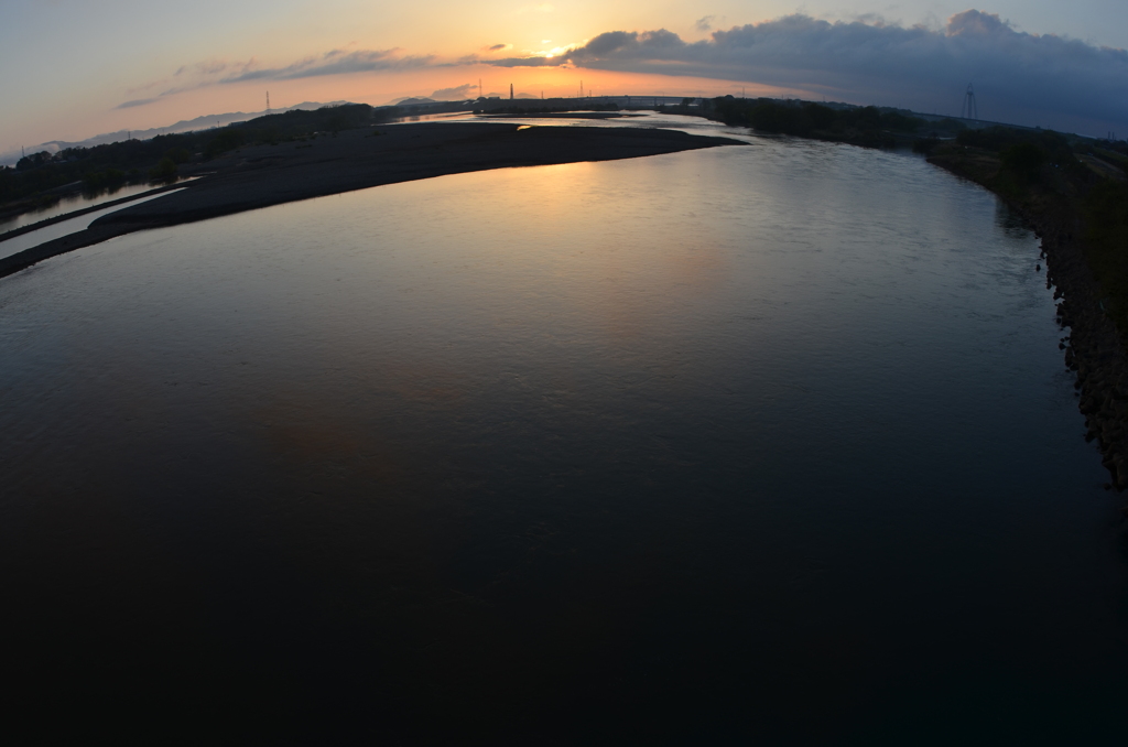 朝陽の水面