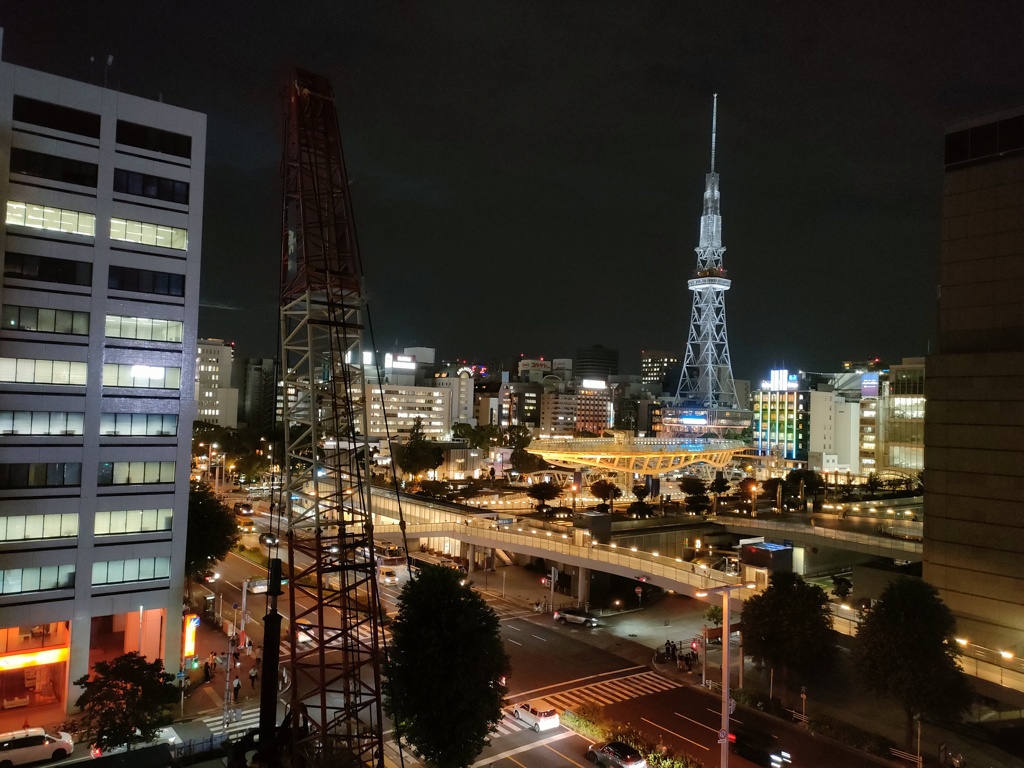 夜のオアシス21とクローラークレーン