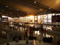 朝日に染まる新潟空港ロビー
