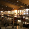 朝日に染まる新潟空港ロビー