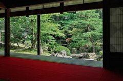 豪農の館 北方文化博物館　広間から庭園を望む