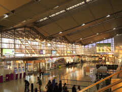 朝日に染まる新潟空港ロビー２
