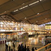 朝日に染まる新潟空港ロビー２