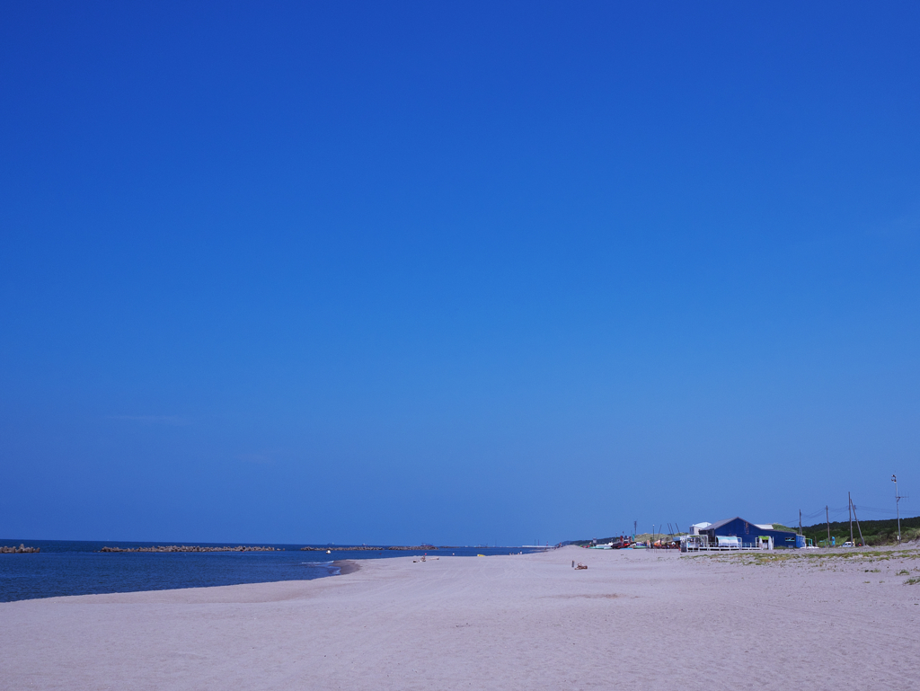 青い空と白い砂浜
