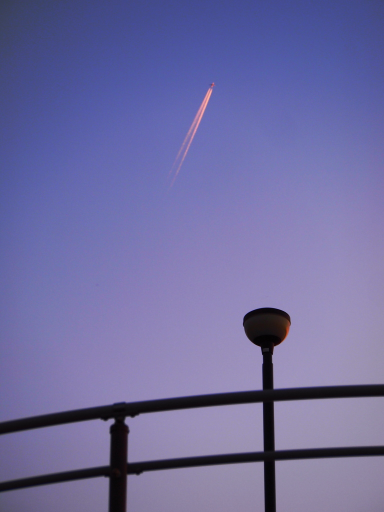夕日に染まる飛行機雲
