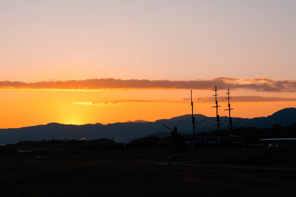 夕日と船