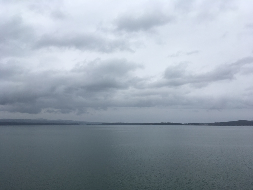 くもり空の七尾の海