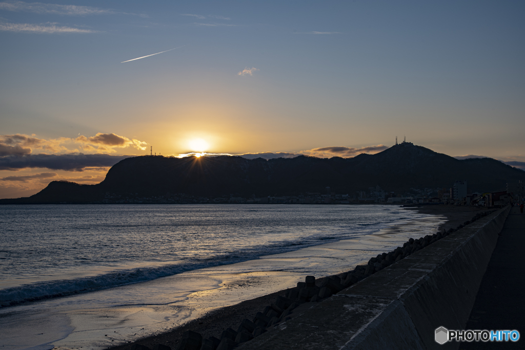 函館啄木公園から見る函館山と夕陽