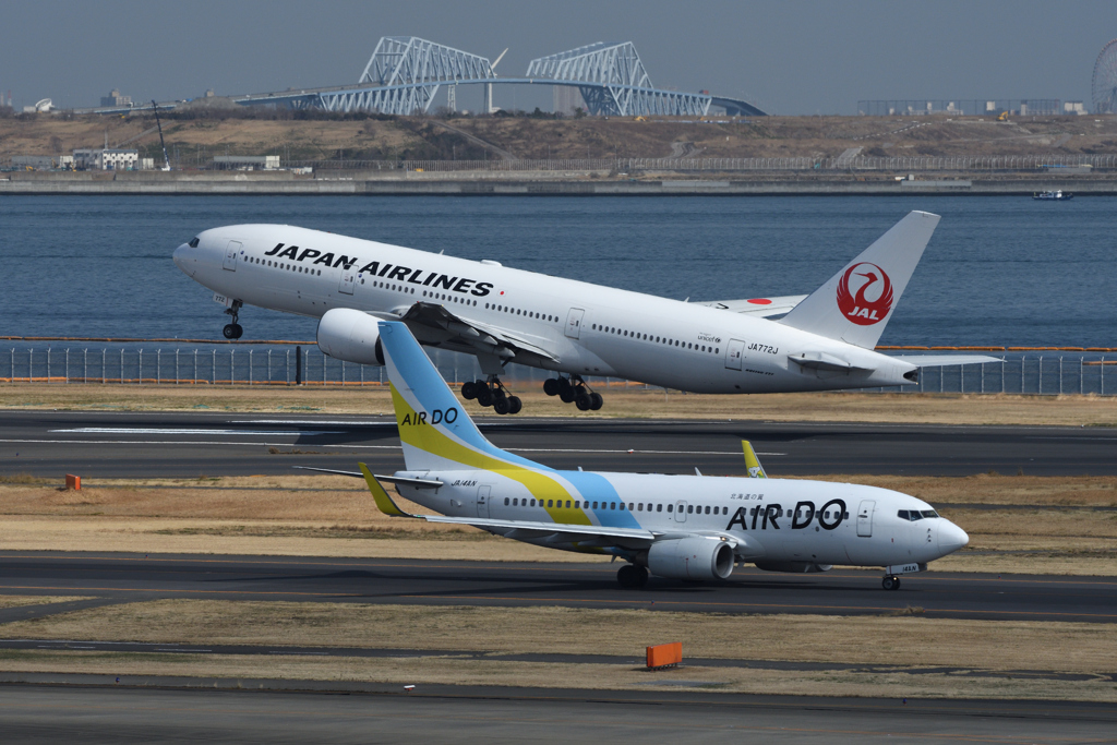 東京ゲートブリッジとJAL B-777 & AIR DO B-737