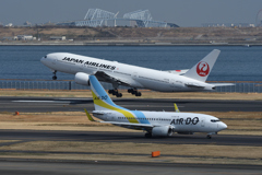 東京ゲートブリッジとJAL B-777 & AIR DO B-737