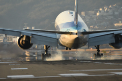 千里川河川敷 ANA B-777