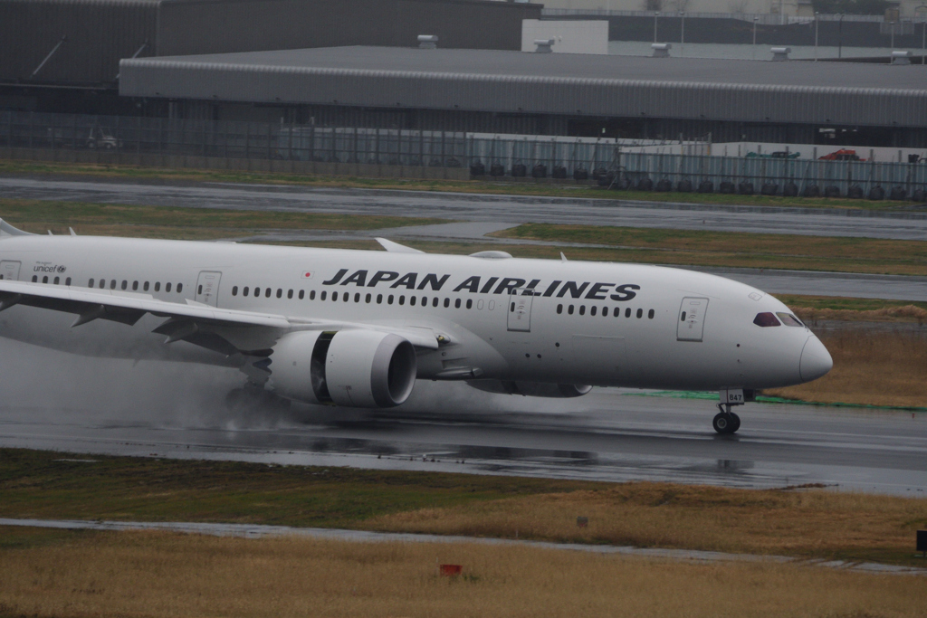 雨の羽田空港 A滑走路着陸 B787-8