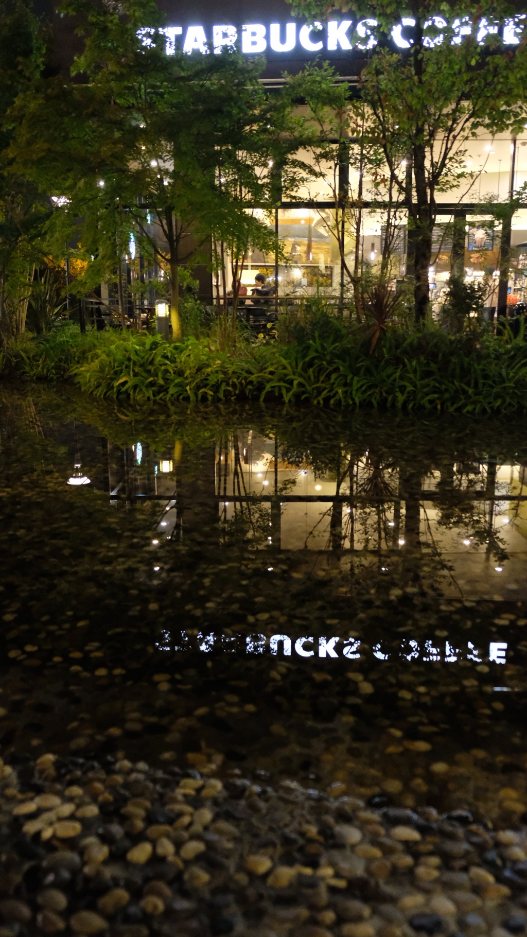 水面写る灯