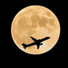 満月と飛行機