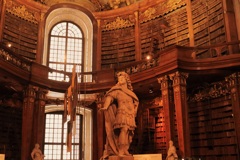 図書館の石像
