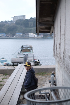 冬の海と少年