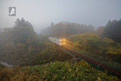 朝霧の中を行く(回送列車)