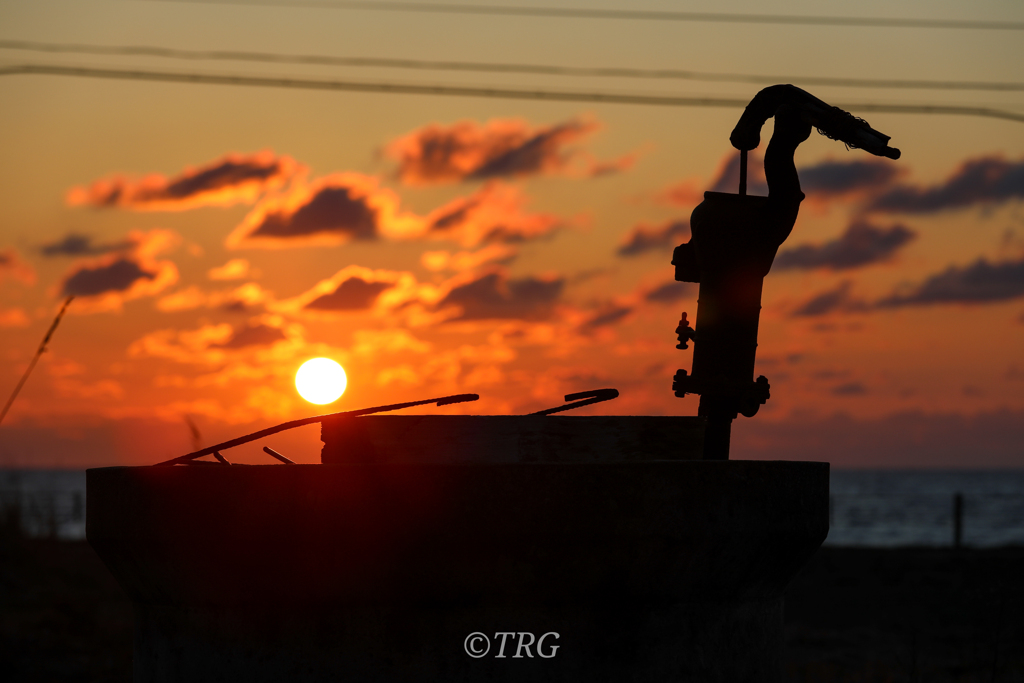 古井戸や夕日飛びこむ水の音