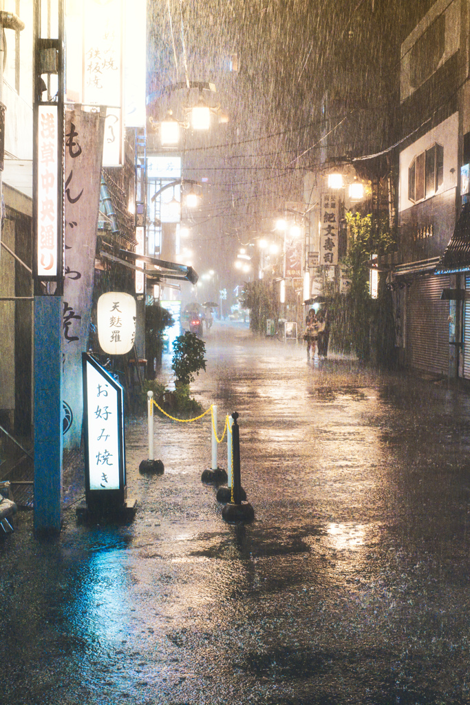 豪雨の中、相合傘