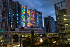 レインボーカラーのフジテレビと高速道路