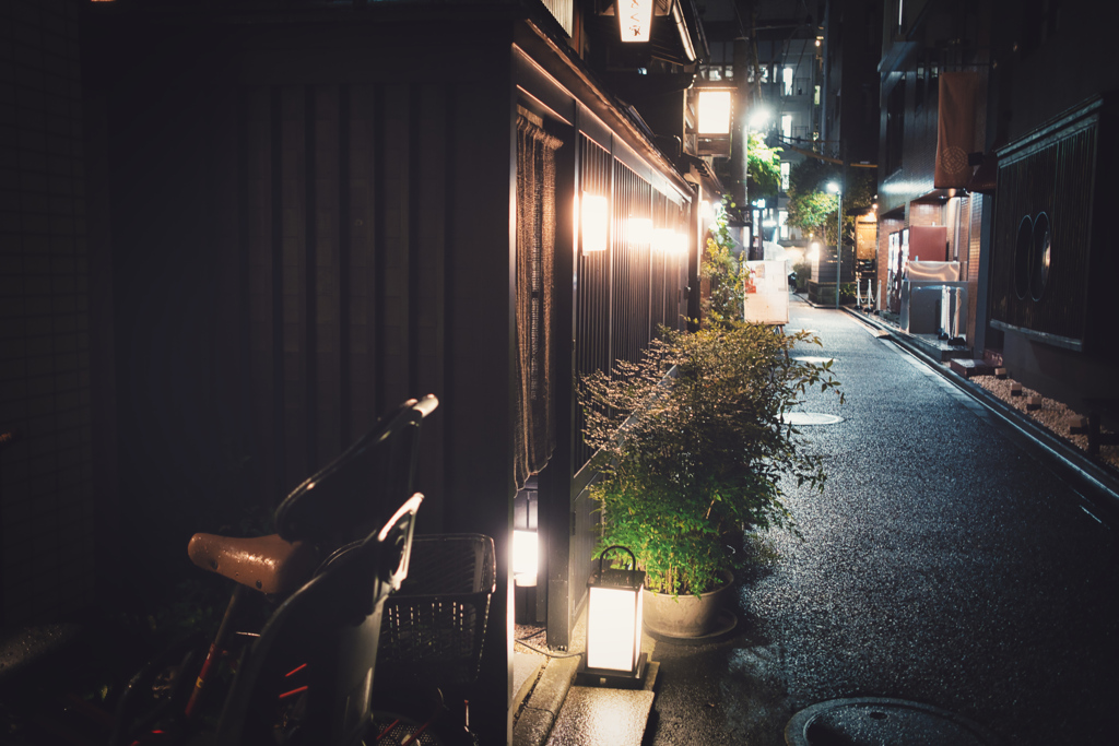 小雨の小路地