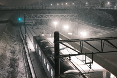 列車の上に雪が舞う