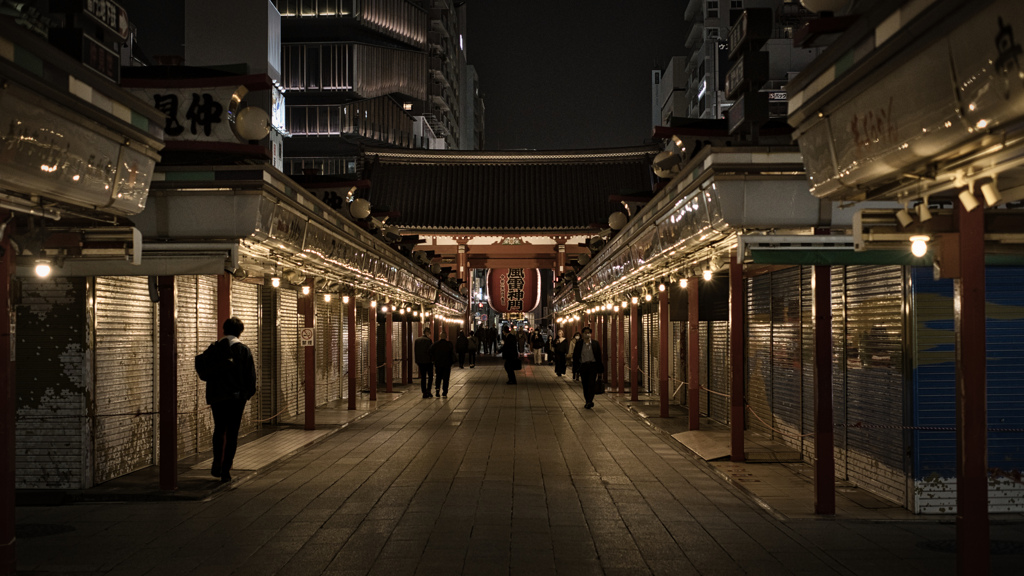 夜の仲見世通り・雷門