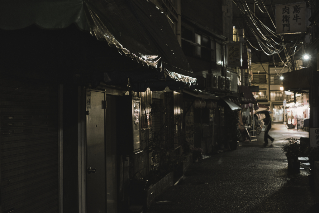 夜の路地裏より