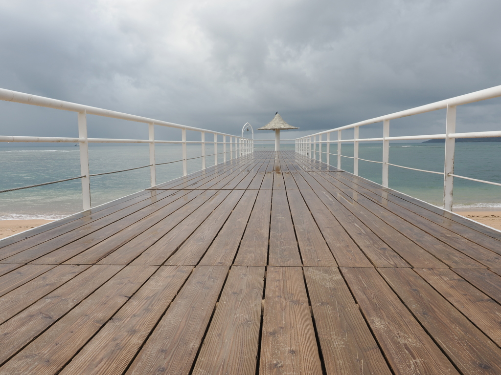雨天のフサキビーチ桟橋