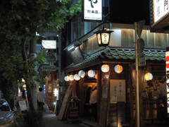 神田・なんでや本店前