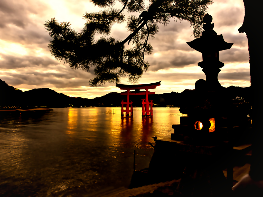 厳島の夕暮れ