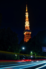東京タワーを背景にライトの光跡