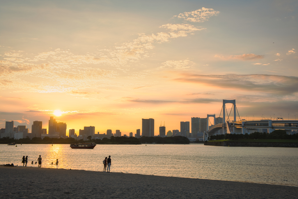 晩夏のビーチに沈む夕日