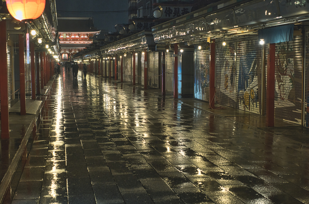 雨の仲見世通り