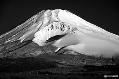 宝永火口の影