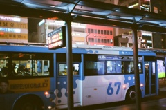 釜山旅行　深夜のバス停