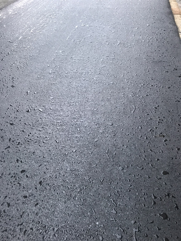 撥水する道路