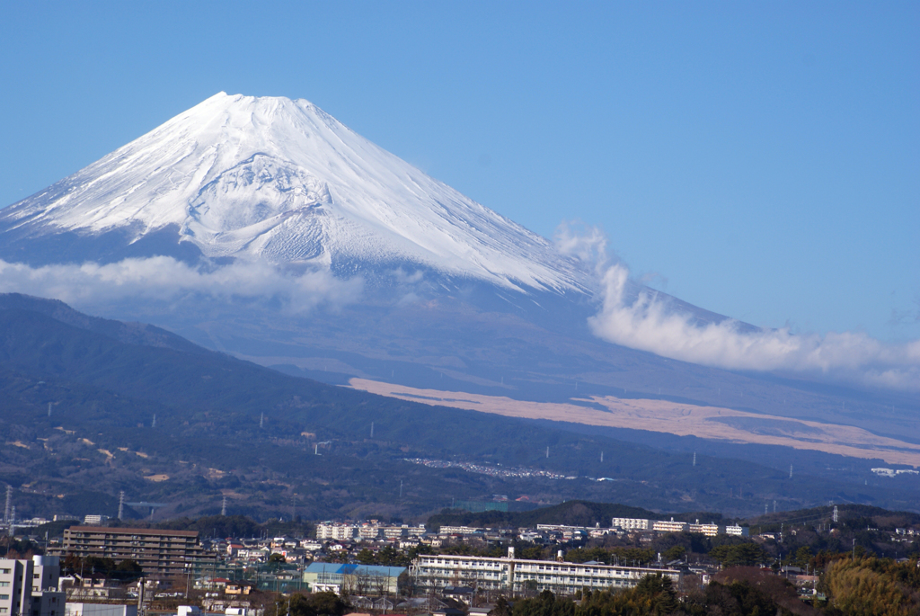 富士山我が街を抱く