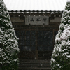  雪降り頻る禅寺にて