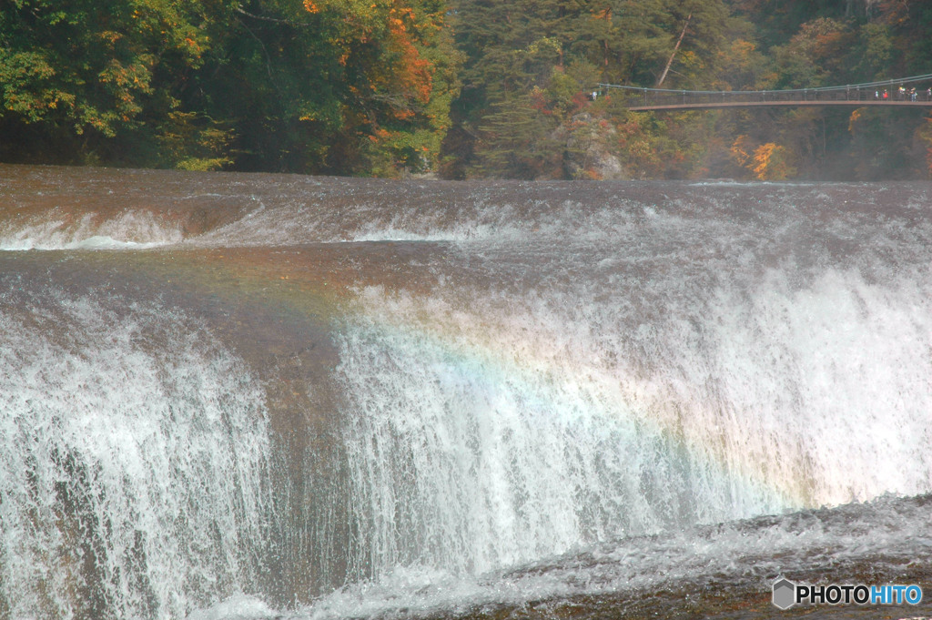 吹割の滝に虹が・・・