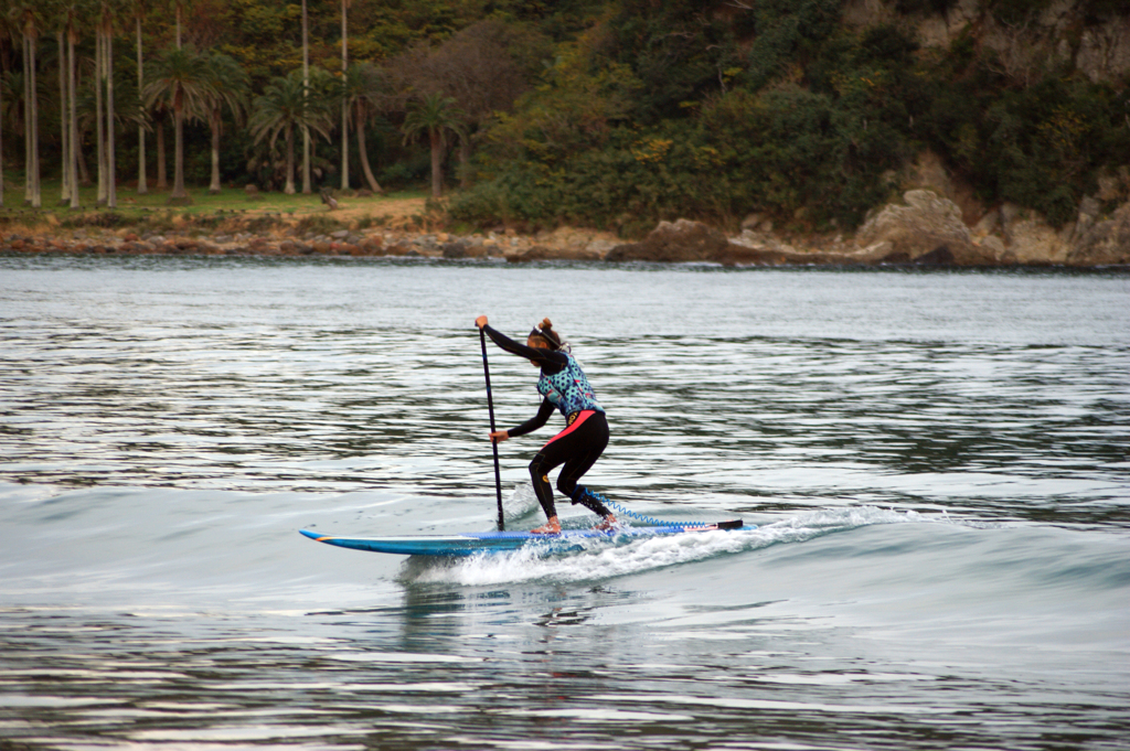 SUPサーフィンを楽しむ人-➄