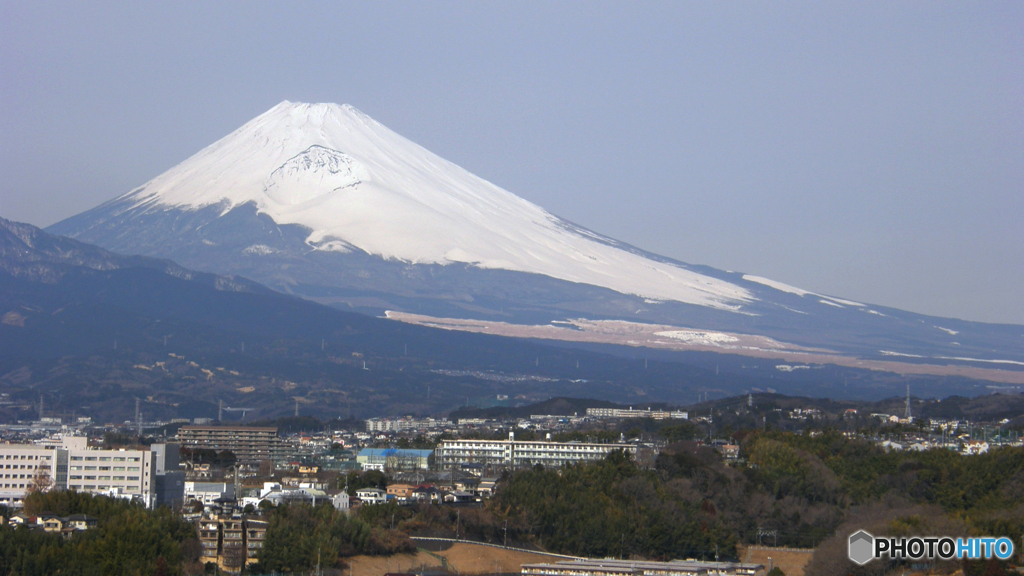 真白き富士の嶺　穏やかならざる我が街 