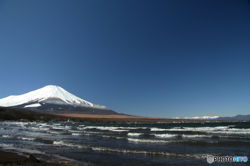 海岸のような荒波　（厳冬期の山中湖にて2009）