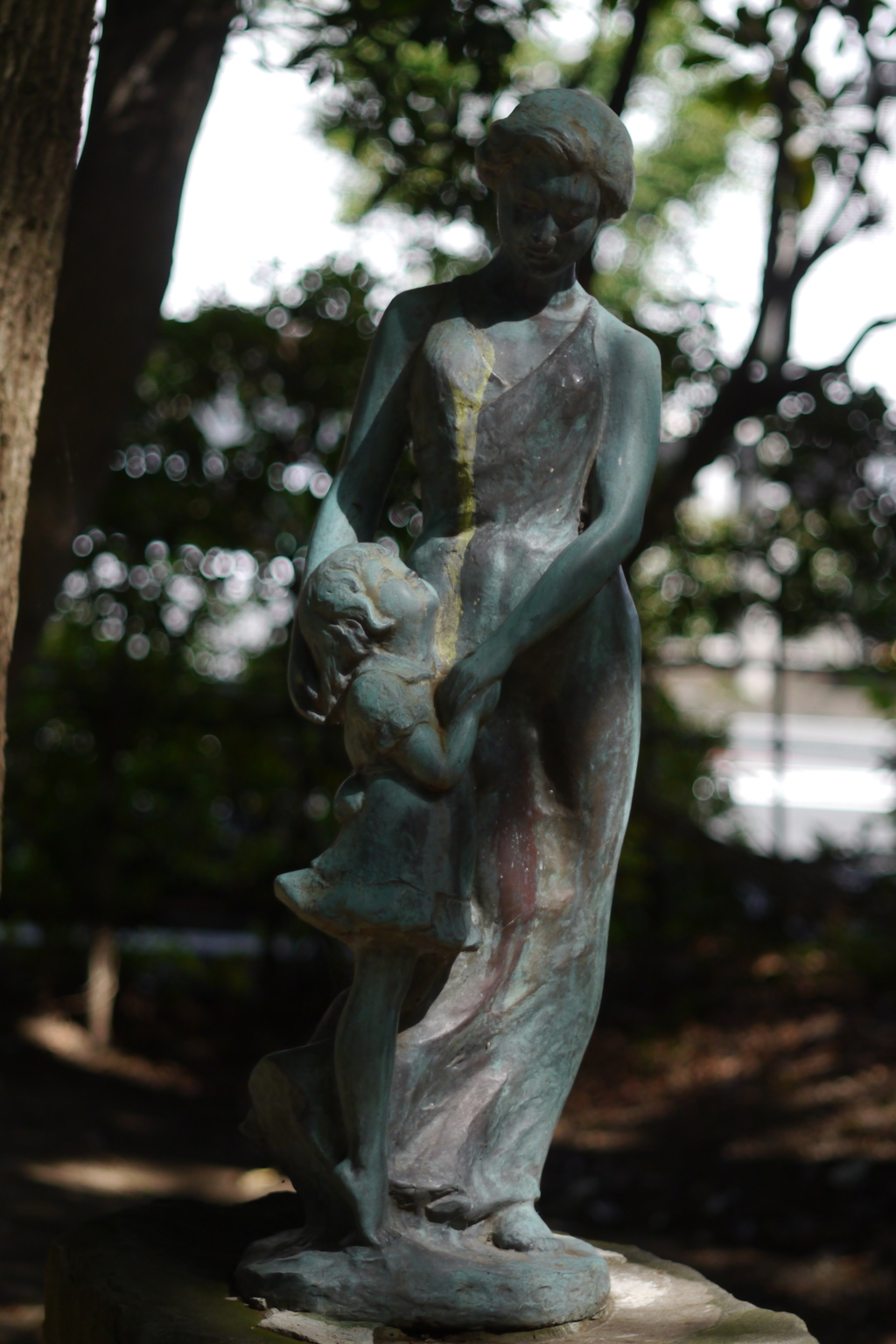 The statue of a mother and her daughter